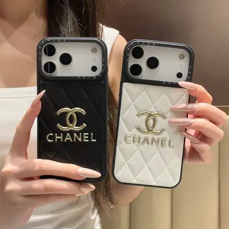 シャネル風キルティング iPhone18Pro/18ProMaxケース。立体ゴールド CC ロゴ、大型カメラ窓設計。ブラック・ホワイト 2 色展開。
