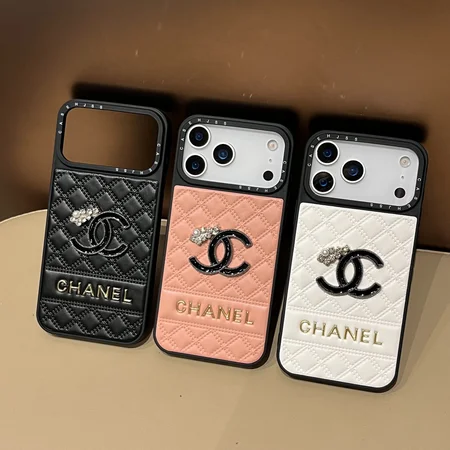 シャネル風マトラッセレザー iPhone18/18promaxケース。菱形キルティング柄、ラインストーン CC ロゴ、金箔押し文字。3 色展開、傷防止仕様。
