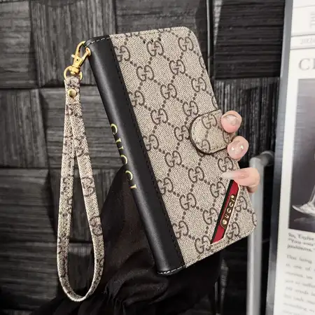 Gucci iphone18ケース 手帳型 ストラップ 付き