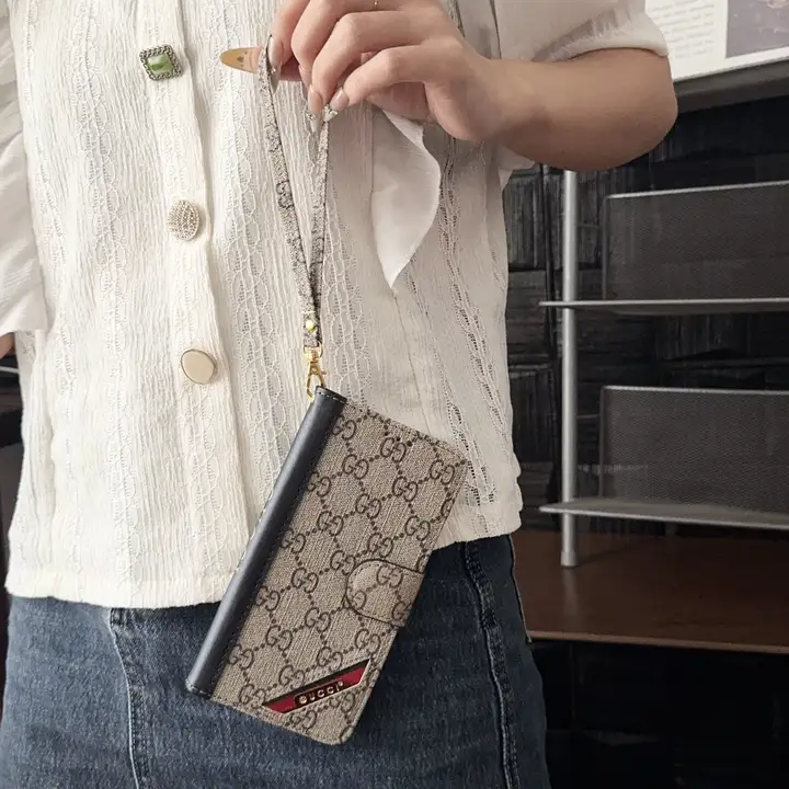 Gucci iphone18ケース 手帳型 ストラップ 付き