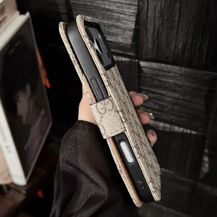 Gucci iphone18ケース 手帳型 ストラップ 付き